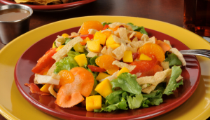 Leia mais sobre o artigo Salada Tropical com Vinagrete de Abacaxi é rápido e prático veja