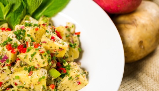 Leia mais sobre o artigo Salada De Batata Assada Com Molho Balsâmico | Fácil e rápido