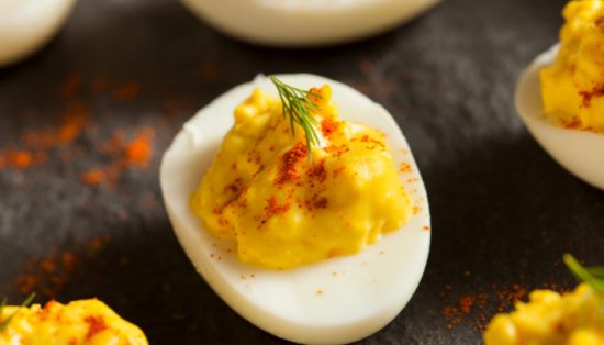 Leia mais sobre o artigo Ovos Deviled Com Alho, Manjericão e Bacon | É uma delícia