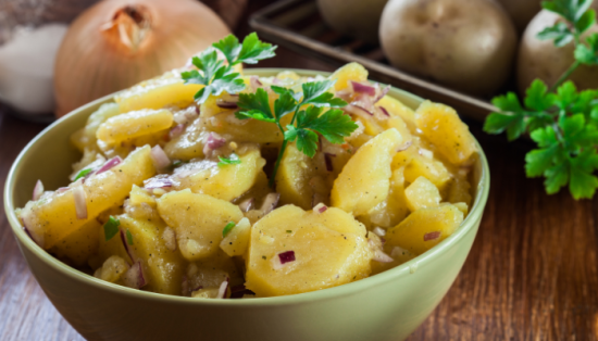 Leia mais sobre o artigo Salada De Batata Alemã | Fácil e Rápido